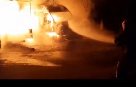Două microbuze parcate pe o stradă din capitală au fost mistuite de flăcări